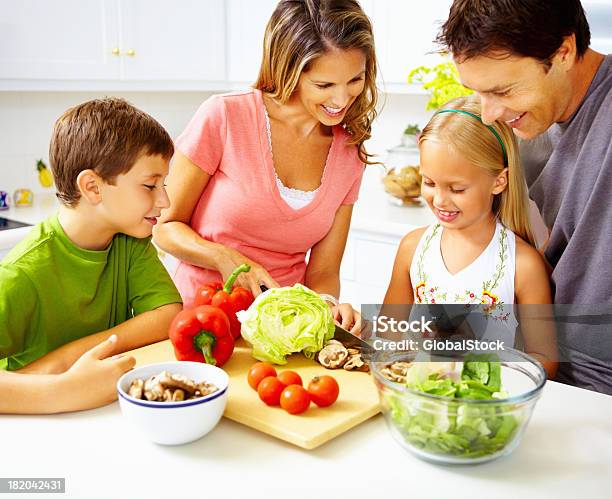 Szczęśliwa Rodzina Przygotowanie Posiłku Razem W Kuchni - zdjęcia stockowe i więcej obrazów 20-29 lat