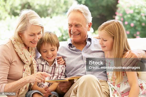 세로는 조부모 손주 독서모드 수 있는 소파 조부모에 대한 스톡 사진 및 기타 이미지 - 조부모, 손자 손녀, 할아버지