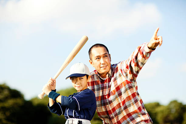 vater und sohn baseball - baseball hitting baseball player child stock-fotos und bilder