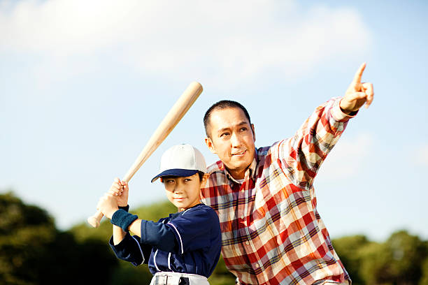 père et fils de baseball - baseball hitting baseball player child photos et images de collection