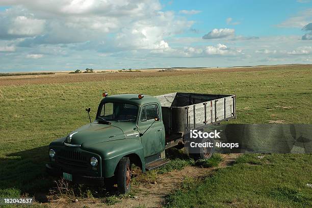 Abandonado En Un Pasto Carro De Grano Foto de stock y más banco de imágenes de Abandonado - Abandonado, Agricultura, Aire libre