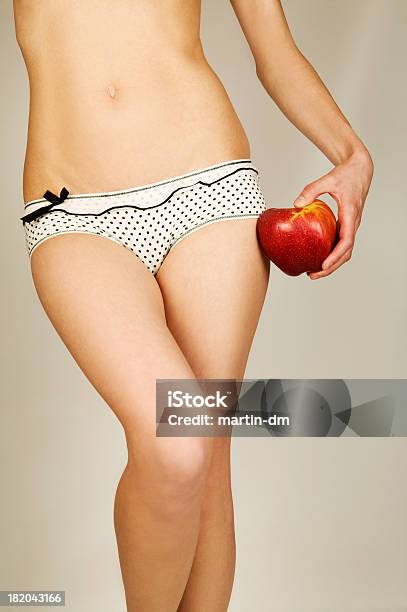 Mujer Sosteniendo Una Manzana Foto de stock y más banco de imágenes de Adulto - Adulto, Adulto joven, Alimento