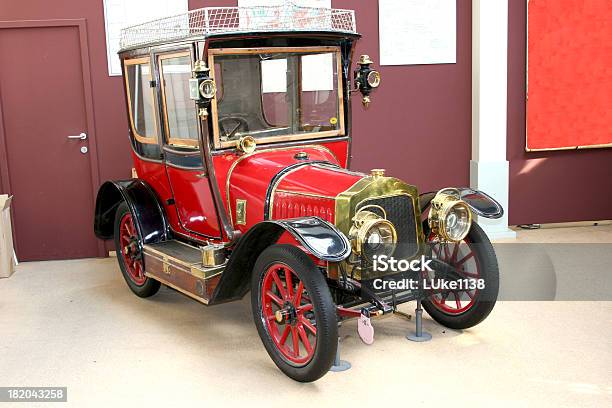 Photo libre de droit de Vieille Voiture banque d'images et plus d'images libres de droit de Musée - Musée, Voiture d'époque, Voiture