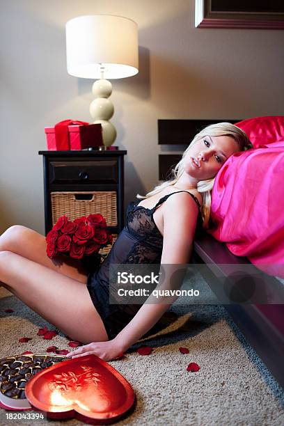 Schönen Blonden Jungen Frau In Sexy Dessousvalentinstag Stockfoto und mehr Bilder von Attraktive Frau