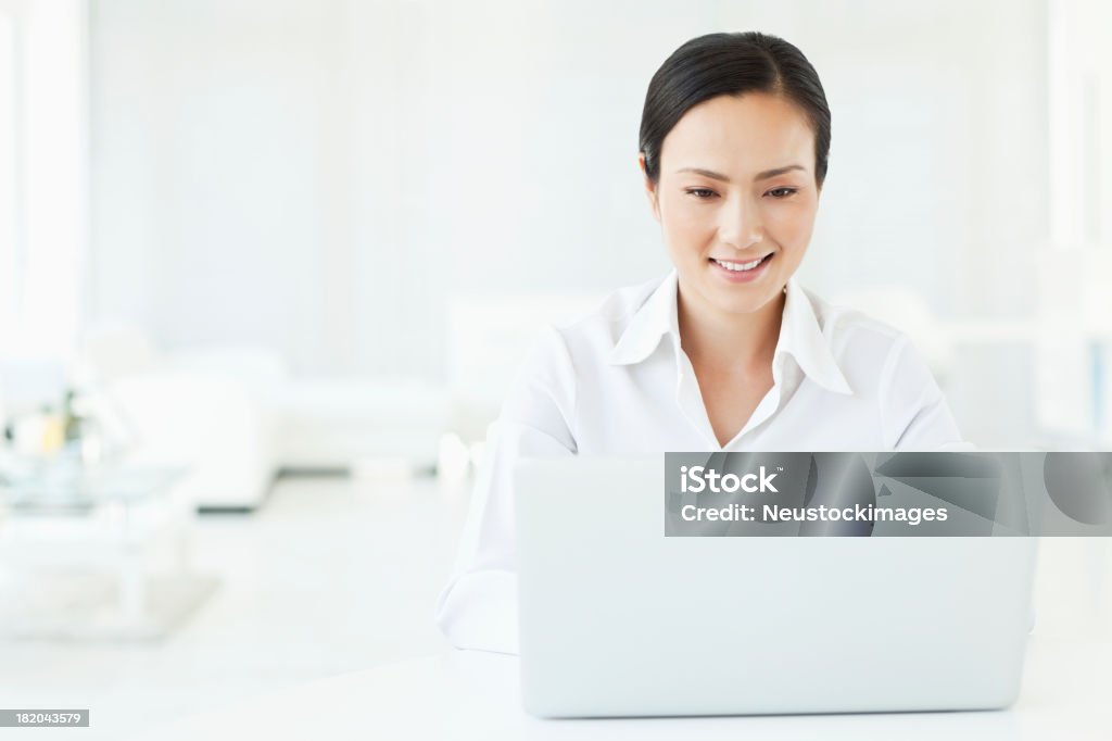 Asian Mulher de negócios em um Laptop - Foto de stock de 20 Anos royalty-free