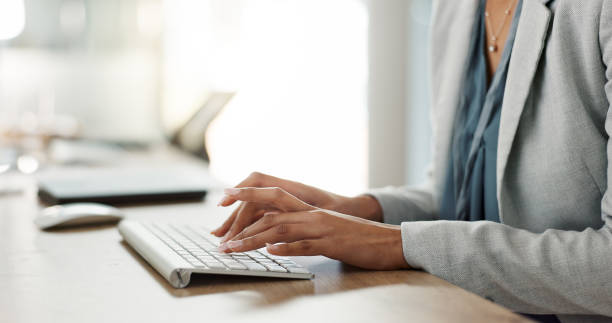 clavier, mains et femme d’affaires dans le bureau tapant pour la recherche juridique pour une affaire judiciaire. technologie, carrière et gros plan d’une avocate professionnelle travaillant sur un projet juridique dans un lieu de travail moderne - typing busy business women photos et images de collection