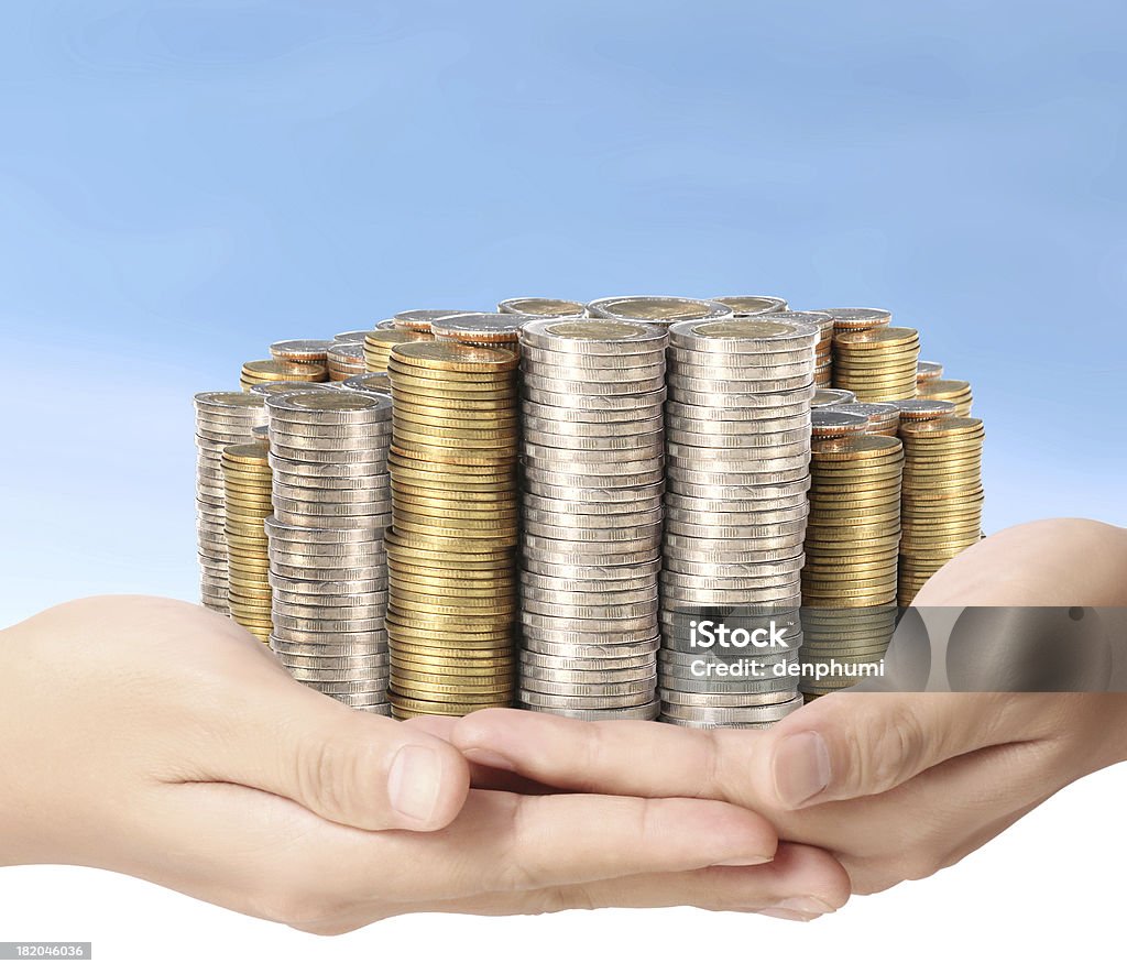 Монеты деньги в руке - Стоковые фото Американская валюта роялти-фри
