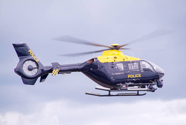 elicottero della polizia in volo - police helicopter foto e immagini stock