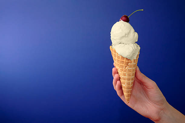 wanilia lodów stożek i wiśni puste na niebieskim tle. - ice cream cone ice cream vanilla ice cream isolated zdjęcia i obrazy z banku zdjęć