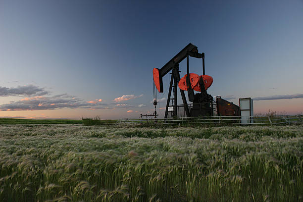 rosso pumpjack - oil pump oil industry alberta equipment foto e immagini stock