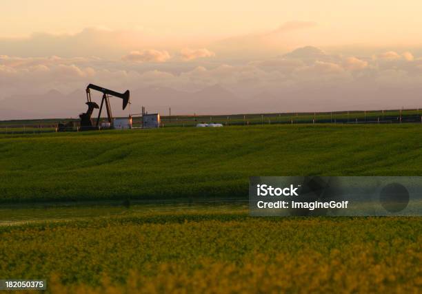 石油掘削装置の草のフィールドにクラウディスカイ - テキサス州のストックフォトや画像を多数ご用意 - テキサス州, 東, アルバータ州