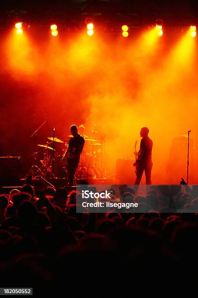 Liveband Stockfoto und mehr Bilder von Bühne - Bühne, Künstlergruppe, Rauch