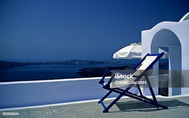 Holiday Krzesło - zdjęcia stockowe i więcej obrazów Biały - Biały, Cyclady, Fira