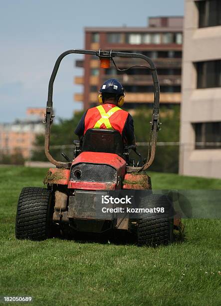 Прогулка На Mower — стоковые фотографии и другие картинки Садовый трактор - Садовый трактор, Безопасность, Вертикальный