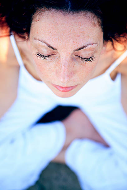 медитация 1 - one woman only beautiful lifestyle handcarves стоковые фото и изображения