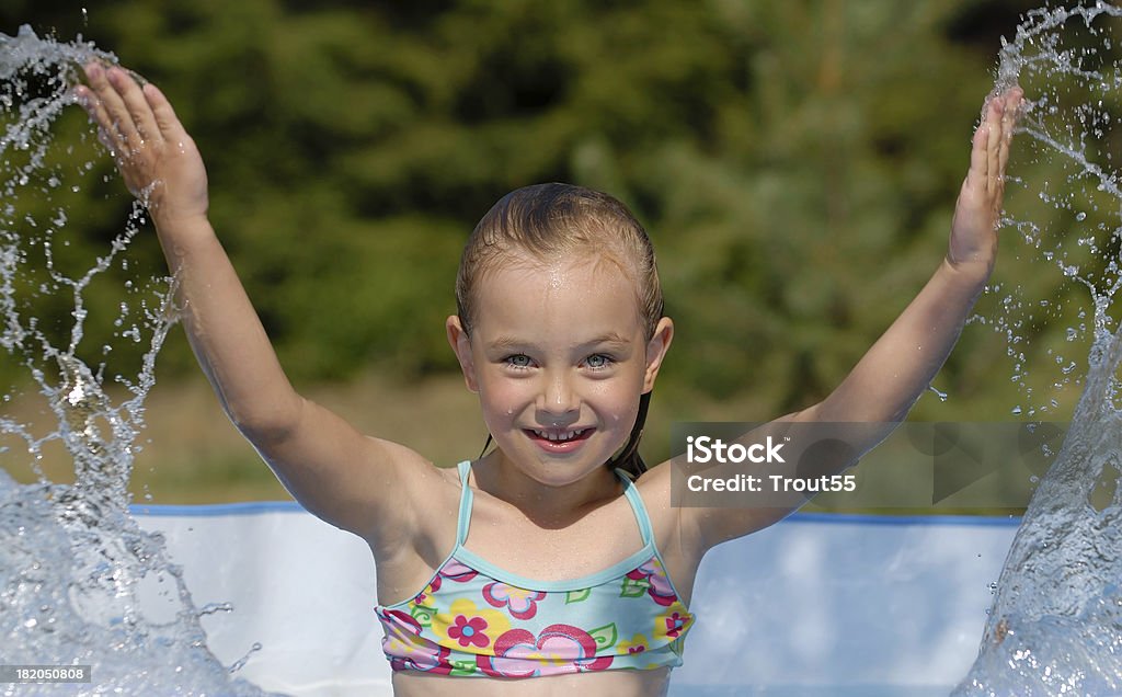 La jeune fille à la piscine - Photo de Activité libre de droits