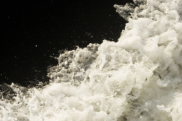 istock Splashing Water from the Boat 182051040