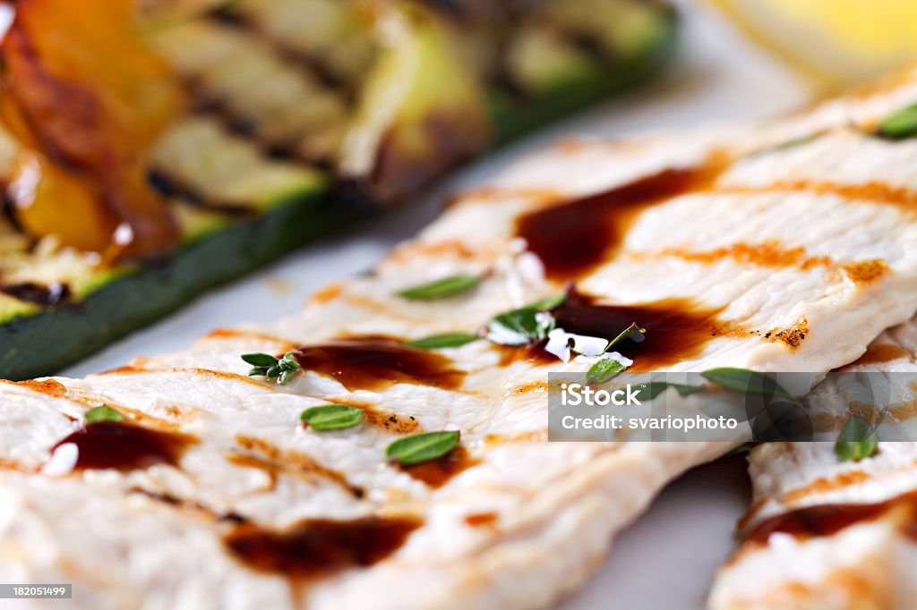 Pollo alla griglia con verdure arrostite - Foto stock royalty-free di Aceto