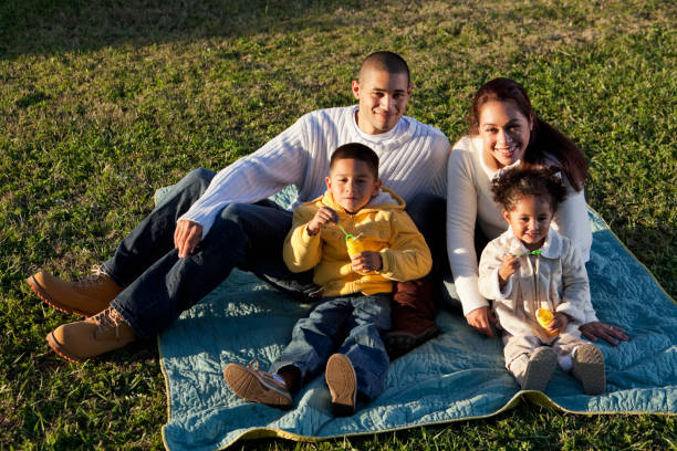 jovem hispânico família no parque - sc0526 - fotografias e filmes do acervo