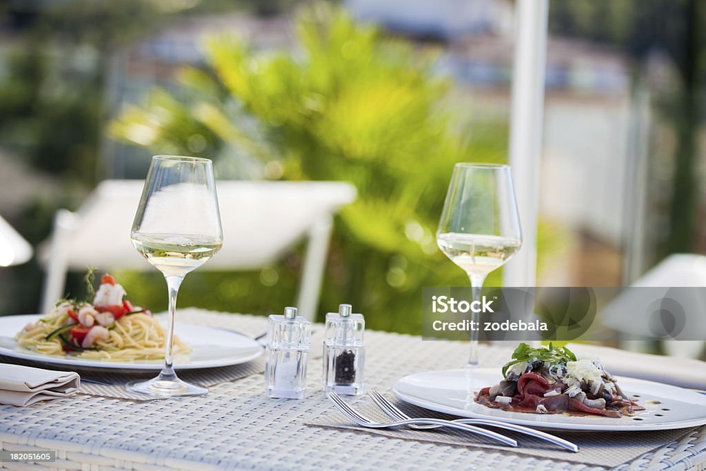 Frische Nudeln und Fleisch in Restaurant im Sommer - Lizenzfrei Im Freien Stock-Foto