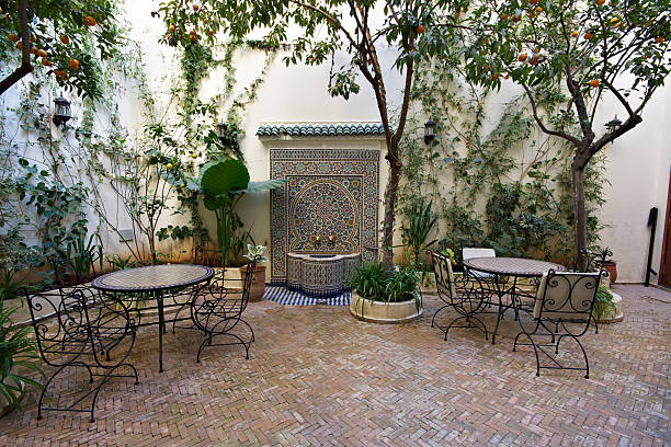 patio interior old riad en fez, marruecos - fountain house residential structure home interior fotografías e imágenes de stock