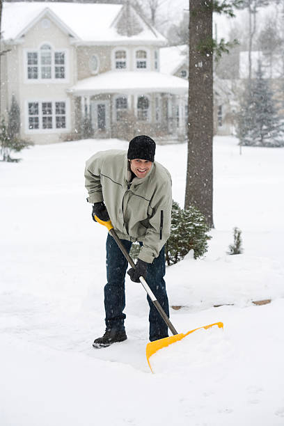 istock Shovel the Snow 182051958