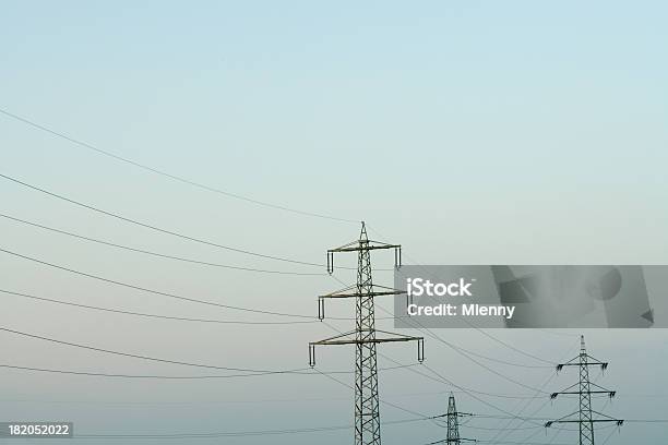 Energia De Alta Tensão - Fotografias de stock e mais imagens de Céu - Céu, Torre de Alta-Tensão, Ajardinado