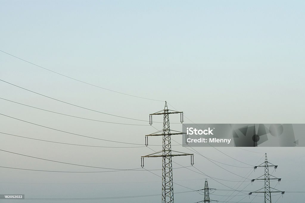 Энергия высокого напряжения - Стоковые фото Небо роялти-фри