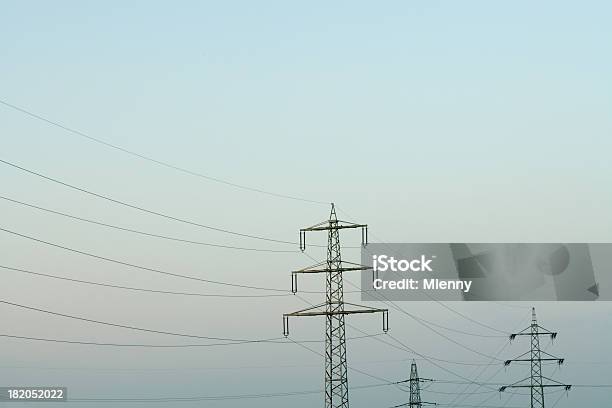 Энергия Высокого Напряжения — стоковые фотографии и другие картинки Небо - Небо, Опора линии электропередач, Без людей