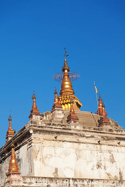 앤시언트 탑이자 바간, 미얀마에 - vibrant color front view bagan myanmar 뉴스 사진 이미지