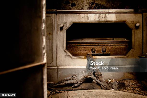 Foto de Crucifixo Caídas Em Um Túmulo Derelict La Recoleta Do Cemitério e mais fotos de stock de Abandonado