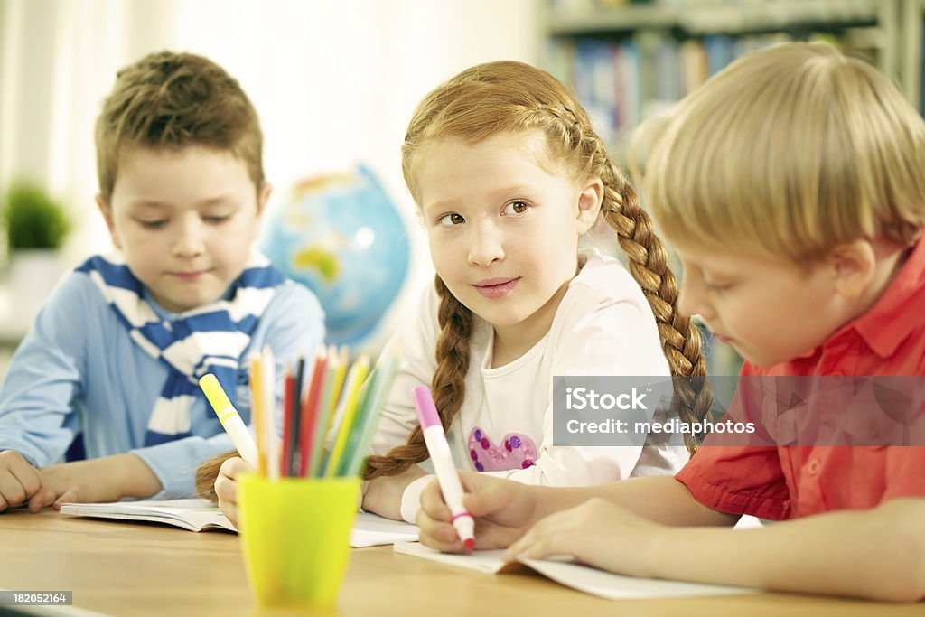 Lavoro di squadra a scuola - Foto stock royalty-free di 8-9 anni