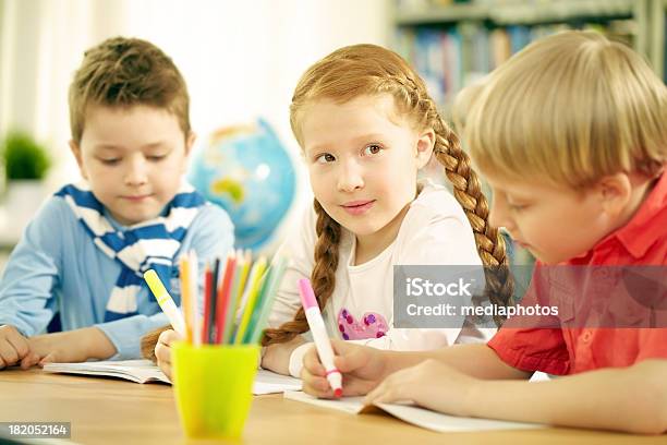 Foto de Trabalho Em Equipe Em Escola e mais fotos de stock de 8-9 Anos - 8-9 Anos, Aluna, Aluno