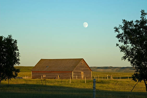 bâtiment au crépuscule - barn farm moon old photos et images de collection