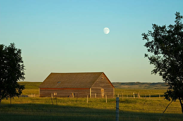 夕暮れ時の本館 - barn farm moon old ストックフォトと画像