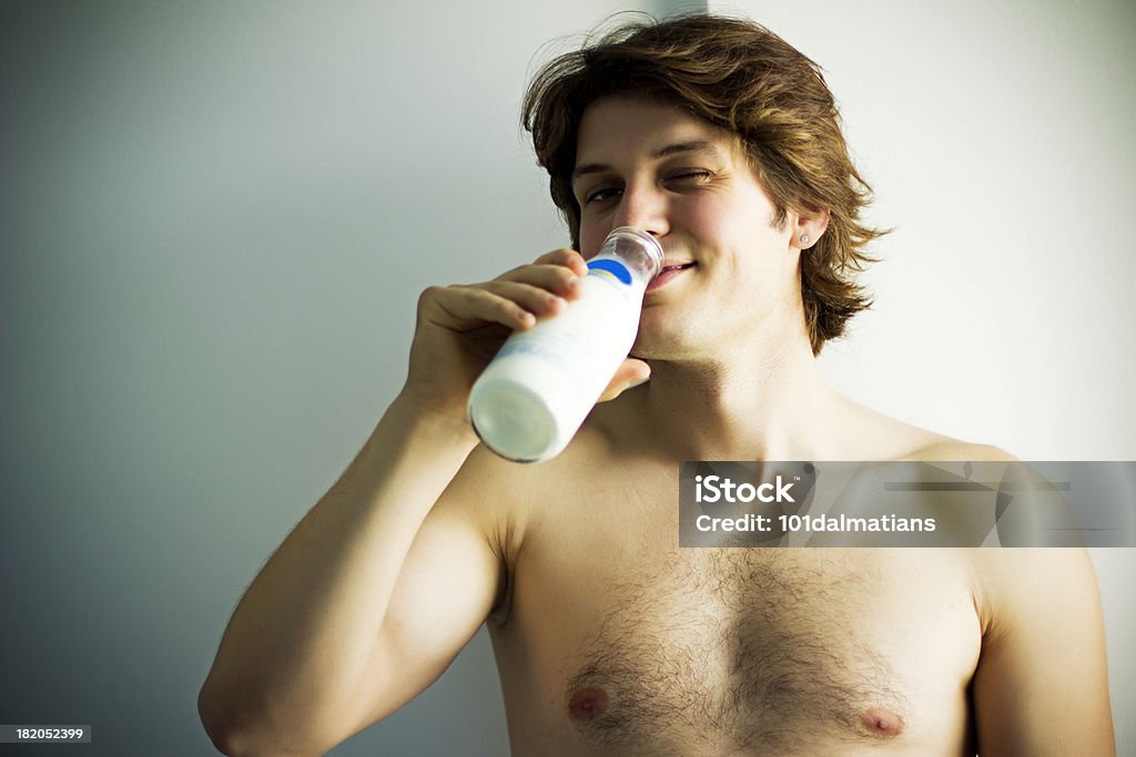 Sexy jovem homem beber leite - Foto de stock de 25-30 Anos royalty-free