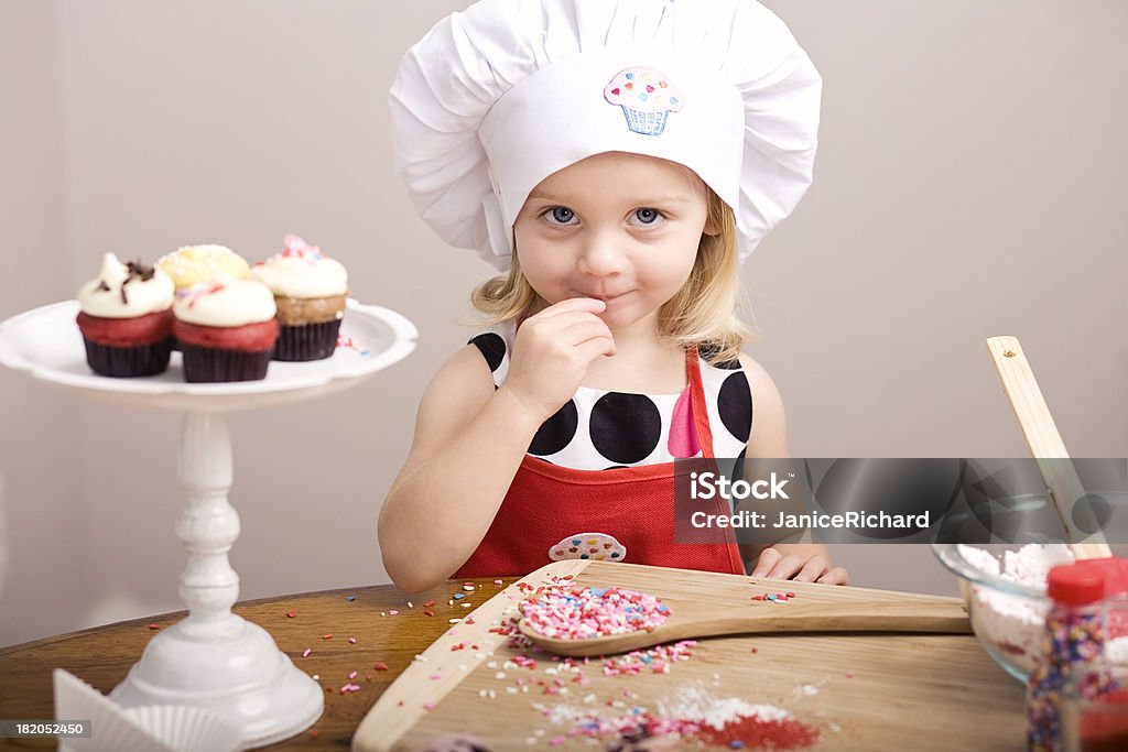 Cupcakes dekorieren von kleinen Mädchen in Koch-Mütze und Schürze - Lizenzfrei 2-3 Jahre Stock-Foto