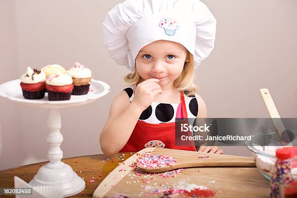 Cupcakes Dekorieren Von Kleinen Mädchen In Kochmütze Und Schürze Stockfoto und mehr Bilder von 2-3 Jahre