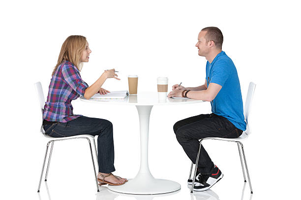 pareja sentada en un restaurante - talking chair two people sitting fotografías e imágenes de stock