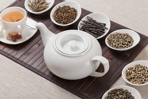 vários tipos de chá com xícara e bule de chá - tea cup tea cup herbal medicine - fotografias e filmes do acervo