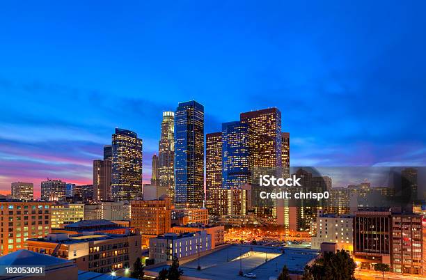 Foto de Do Centro De Los Angeles Ao Anoitecer e mais fotos de stock de Cidade de Los Angeles - Cidade de Los Angeles, Condado de Los Angeles, Silhueta urbana