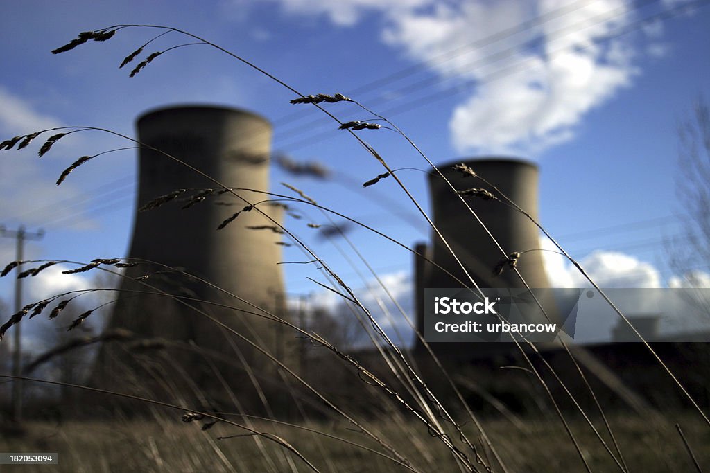 Torres de refrigeración detrás de paja - Foto de stock de Aire libre libre de derechos