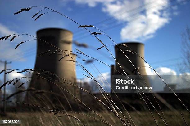 Torres De Refrigeración Detrás De Paja Foto de stock y más banco de imágenes de Aire libre - Aire libre, Azul, Campo - Tierra cultivada