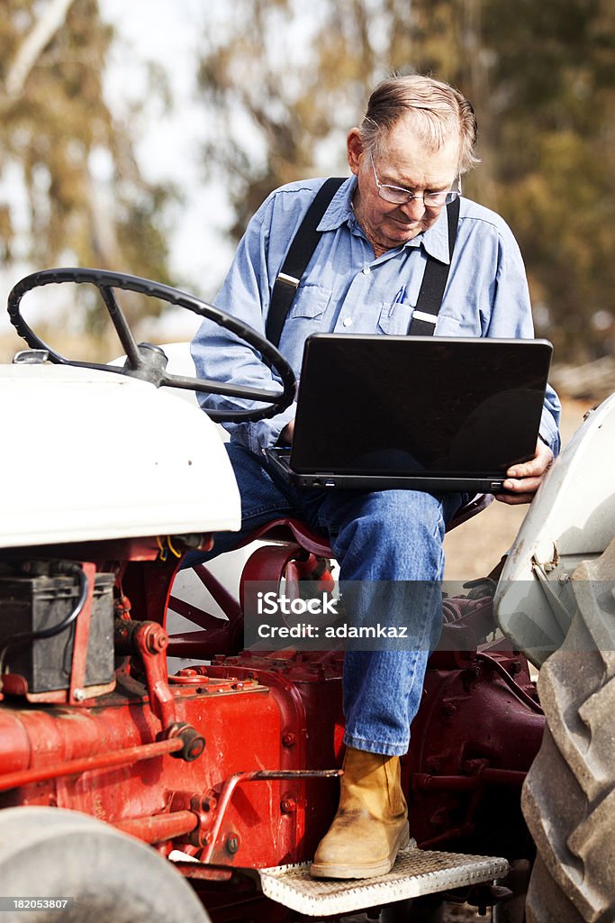 Agriculteur avec un ordinateur portable - Photo de Achats en ligne libre de droits