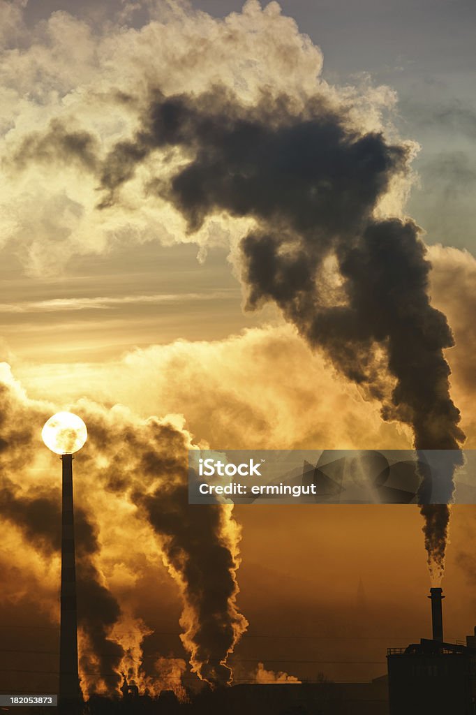Morgen Rauch von Fabriken mit der aufgehenden Sonne - Lizenzfrei Dunkel Stock-Foto