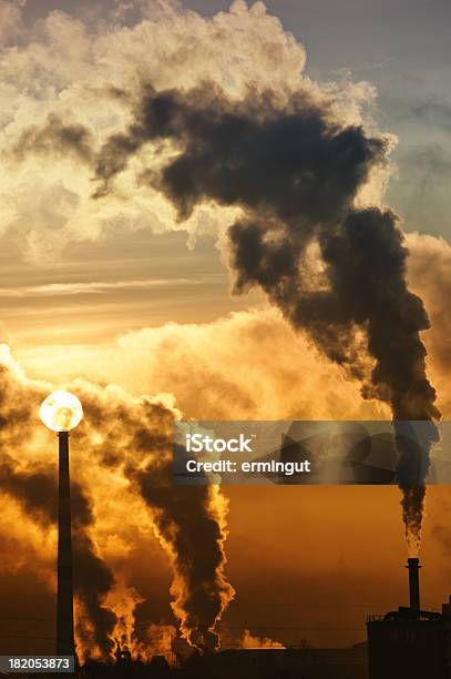 Mattina Di Fumo Da Fabbriche Con Rising Sun - Fotografie stock e altre immagini di Affari - Affari, Arancione, Aurora