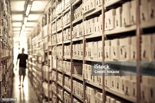 Ricerca Di File In Un Archivio - Fotografie stock e altre immagini di Archivio - Archivio, Archiviare documenti, Biblioteca
