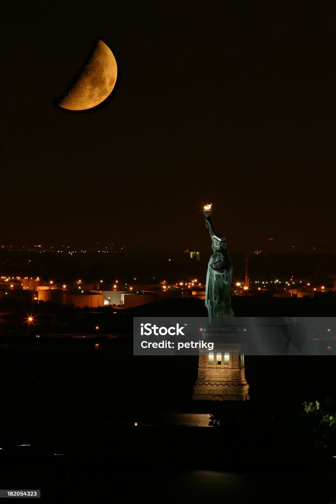 Statua Wolności w nocy z księżyca Powstanie - Zbiór zdjęć royalty-free (Noc)