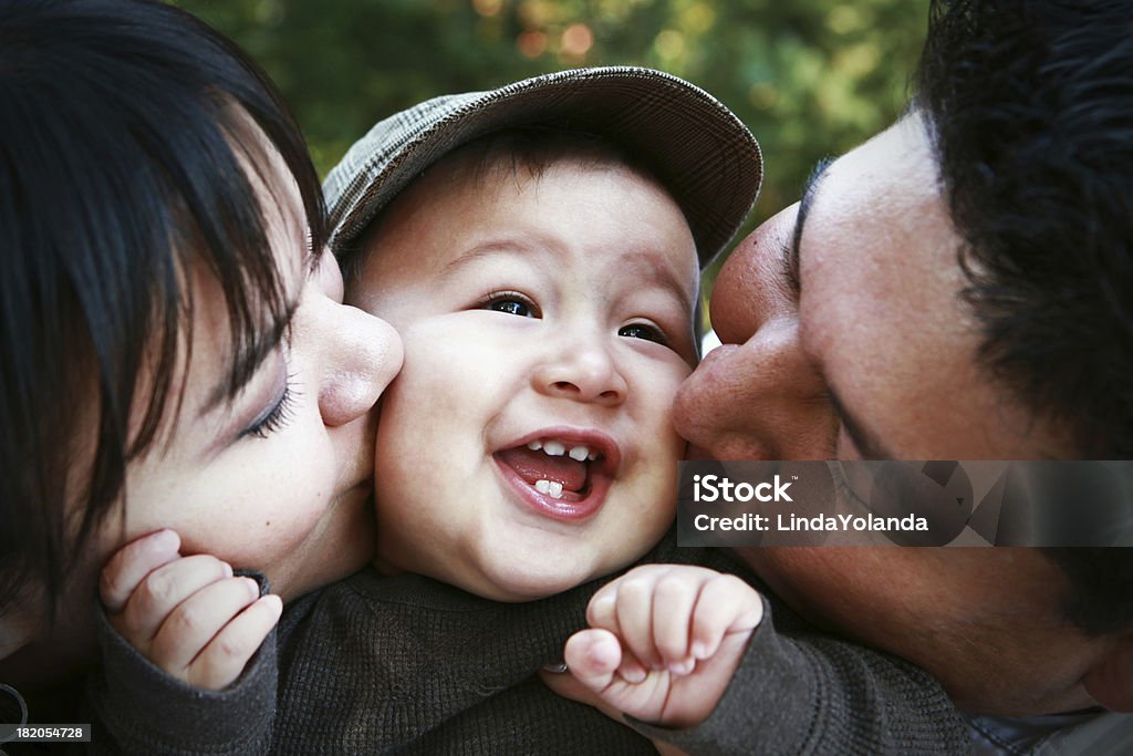 Rodzice Całować dziecko - Zbiór zdjęć royalty-free (Indianin)