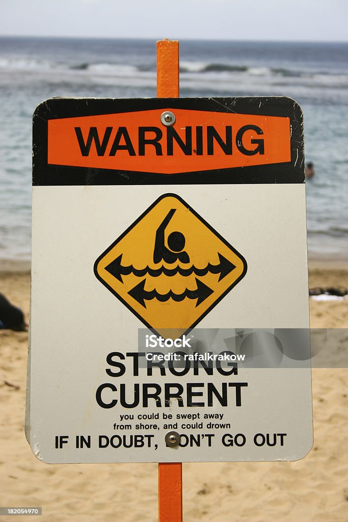 Sinal de perigo em uma Praia - Royalty-free Desporto Foto de stock